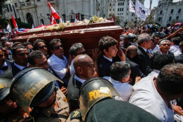 Remains of Ex-President AlanGarcía are transferred to theHuachipa cemetery. Relatives,friends, activists of the APRA(American RevolutionaryPopular Alliance) party andthe general public, appearedat the House of the People toaccompany and say goodbyeto the Ex-president. 2019,Lima-Peru. ANDINA