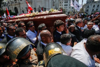 Remains of Ex-President AlanGarcía are transferred to theHuachipa cemetery. Relatives,friends, activists of the APRA(American RevolutionaryPopular Alliance) party andthe general public, appearedat the House of the People toaccompany and say goodbyeto the Ex-president. 2019,Lima-Peru. ANDINA
