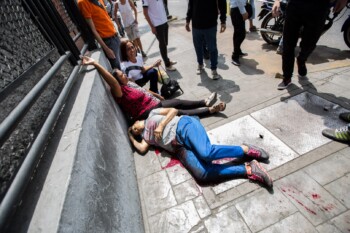 Confrontation between agroup of people who areadept at the ruling party andpeople opposed to thenational government duringthe popular consultation, inthe west of Caracas(Venezuela) 2017. EFE