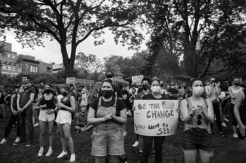 Residents in New York Cityare meeting in WashingtonSquare to protest. The deathof George Floyd inMinneapolis, Minnesota at thehands of the police on May 25launched a movement againstpolice brutality and socialinjustice. Black Lives Matter(BLM). 2020